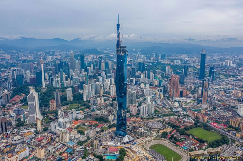 Wieżowiec Merdeka 118, powstający w Kuala Lumpur, osiągnął właśnie swoją pełną wysokość, dzięki czemu możemy mówić o nim jako drugim najwyższym budynku na świecie.  
