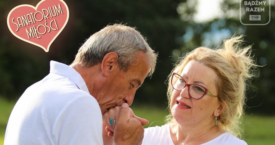 Bohaterowie trzeciej edycji programu "Sanatorium miłości", Anna Król i Zbyszek Zamróz, zaręczyli się przed kamerami. W dzisiejszym "Pytaniu na Śniadanie" w TVP mężczyzna niespodziewanie oświadczył się swej wybrance i został przyjęty.