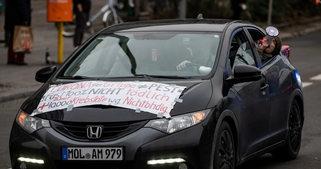 "Protesty motocyklowe" w Berlinie 4 grudnia, przeciwko rządowym posunięciom dotyczącym koronawirusa. Demonstranci wyświetlają tablicę z napisem: "Korona = grypa, prawie w 100 procentach nieśmiercionośna, 40 000 zgonów z powodu raka z powodu braku leczenia"