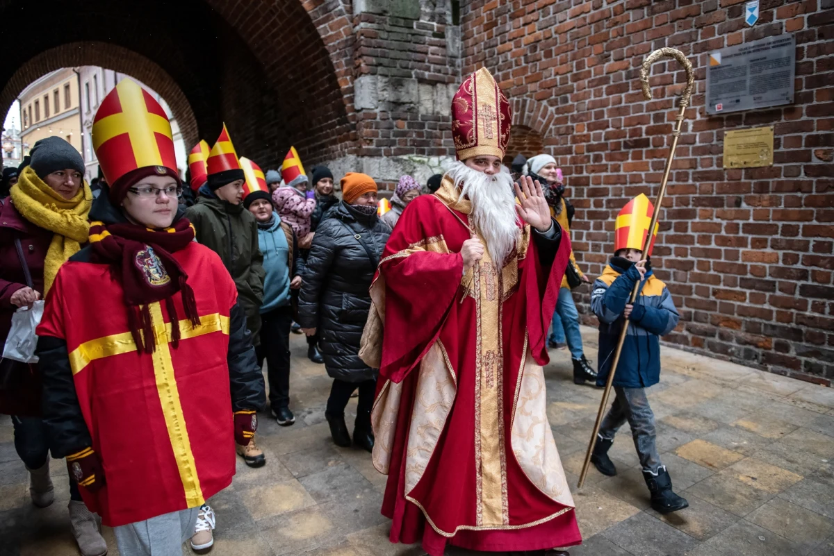 Nie tylko bierzemy, ale też musimy dzielić się sobą, swoim darem, talentem - zaapelował główny organizator Orszaku Św. Mikołaja i jarmarku na terenie parafii na Czwartku. Rodzinna impreza odbyła się w Lublinie.
