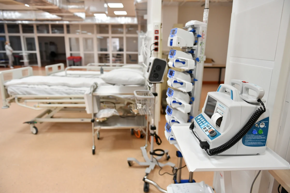 Lekarze Szpitala Dziecięcego Polanki w Gdańsku walczą o życie 10-latka, który leży nieprzytomny pod respiratorem po zarażeniu SARS-CoV-2. To pierwszy tak ciężki przypadek Covid-19 w Pomorskiem w tak młodym wieku - podają władze szpitala.