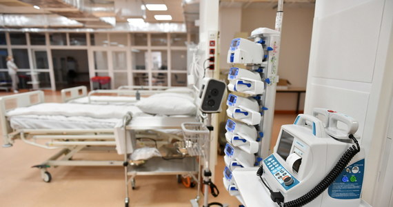Lekarze Szpitala Dziecięcego Polanki w Gdańsku walczą o życie 10-latka, który leży nieprzytomny pod respiratorem po zarażeniu SARS-CoV-2. To pierwszy tak ciężki przypadek Covid-19 w Pomorskiem w tak młodym wieku - podają władze szpitala.