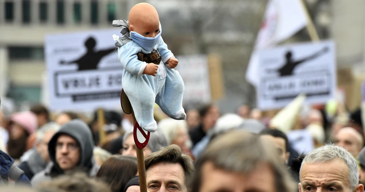 Demonstranci maszerują podczas protestu przeciwko restrykcjom sanitarnym