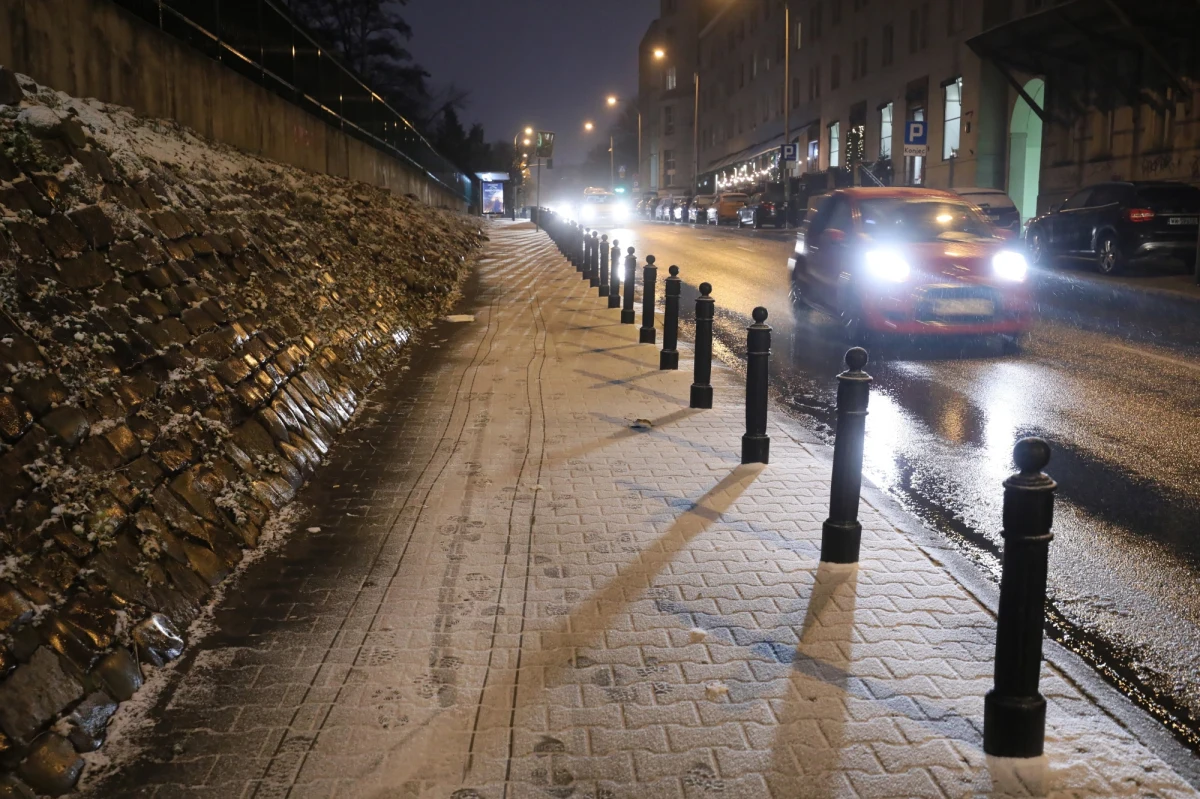 ​Na terenie całego województwa opolskiego z niedzieli na poniedziałek możliwe są oblodzenia dróg i chodników - poinformowało Wojewódzkie Centrum Zarządzania Kryzysowego w Opolu.