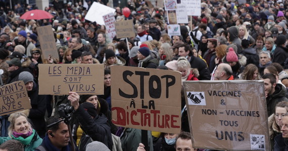 Ponad 8 tys. przeciwników restrykcji sanitarnych wprowadzonych oraz planowanych przez rząd Belgii protestowało na ulicach Brukseli. Wobec agresywnych demonstrantów policja użyła armatek wodnych i gazu łzawiącego - podała agencja Associated Press.
