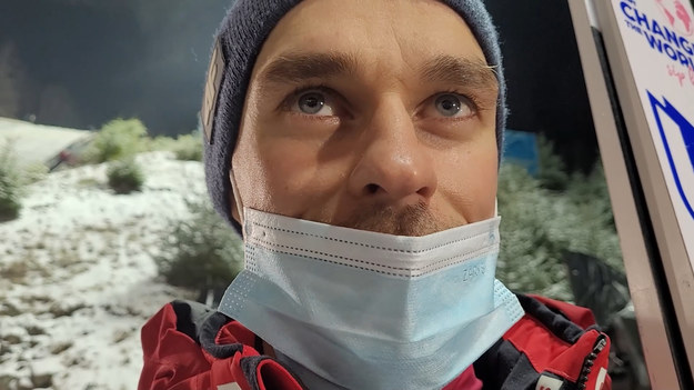 Jan Hoerl z Austrii wygrał niedzielny konkurs indywidualny Pucharu Świata w Wiśle. Do finałowej serii awansowało trzech Polaków. Najlepszy z nich - Kamil Stoch - zajął dopiero jedenaste miejsce. Piotr Żyła był 25.
