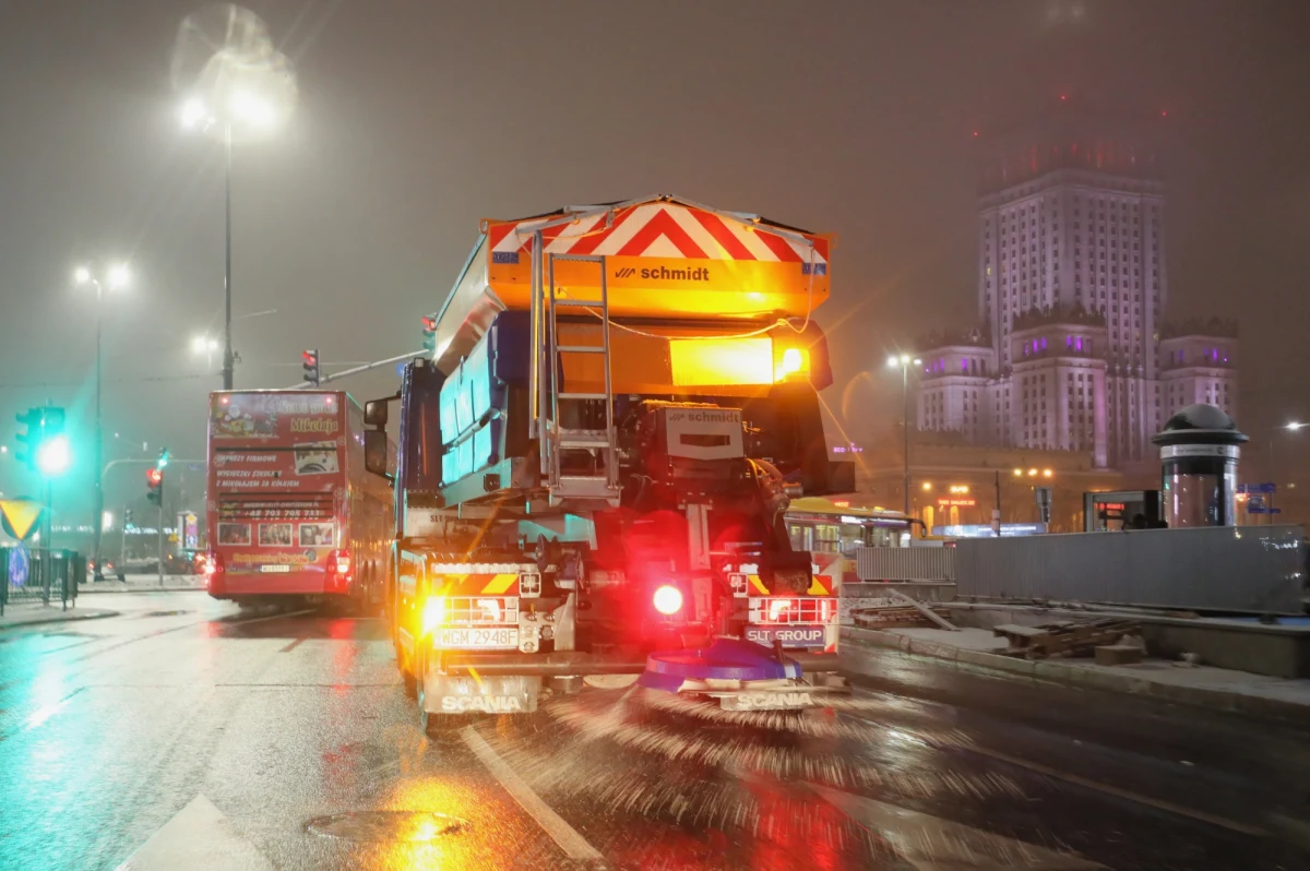 Zima dotarła do Polski. Najbliższej nocy opadów śniegu spodziewać możemy się na terenie całego kraju. Możliwe są również opady śniegu z deszczem, które mogą prowadzić do oblodzeń.