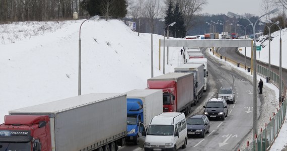 Do 32 godzin wydłużył się wieczorem czas oczekiwania na odprawę ciężarówek czekających przed polsko-białoruskim przejściem granicznym w Bobrownikach. Kolejka samochodów ma 15 km. Na przekroczenie granicy w Koroszczynie oczekuje około 120 ciężarówek.