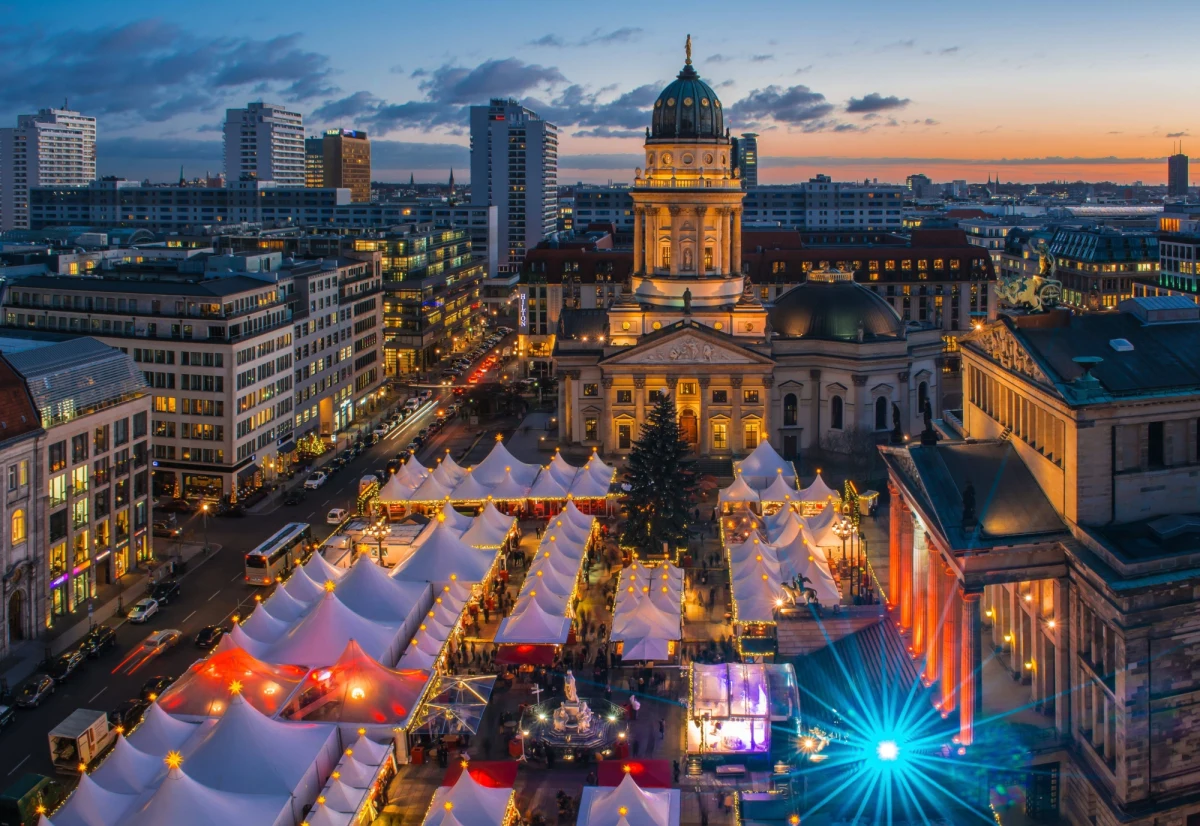 Tłumy berlińczyków i turystów, w tym bardzo wielu z Polski, odwiedzają w drugą niedzielę Adwentu jarmarki świąteczne w stolicy Niemiec. Nie odstraszają ich ograniczenia związane z pandemią koronawirusa. Jeśli trzeba stoją w długich kolejkach, żeby tylko wypić grzane wino podczas Weihnachtsmarkt.