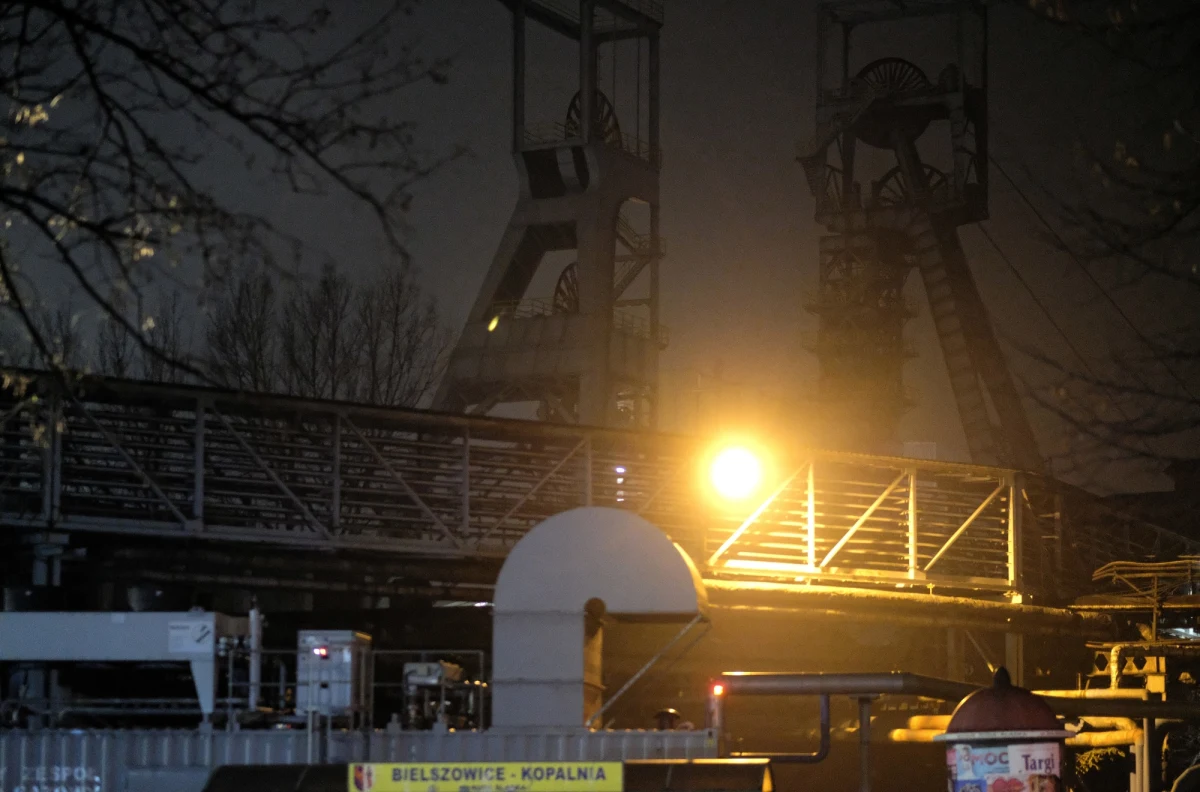 Jedna osoba w szpitalu, druga nadal poszukiwana. Taki jest bilans sobotniego wstrząsu w kopalni Bielszowice w Rudzie Śląskiej. Zaraz po wstrząsie doszło tam do zawału. Jednego z zasypanych górników ratownicy wyciągnęli, z drugim nadal nie ma kontaktu. Obszar poszukiwań został zawężony do 6 metrów. To tam może znajdować się poszukiwany górnik.