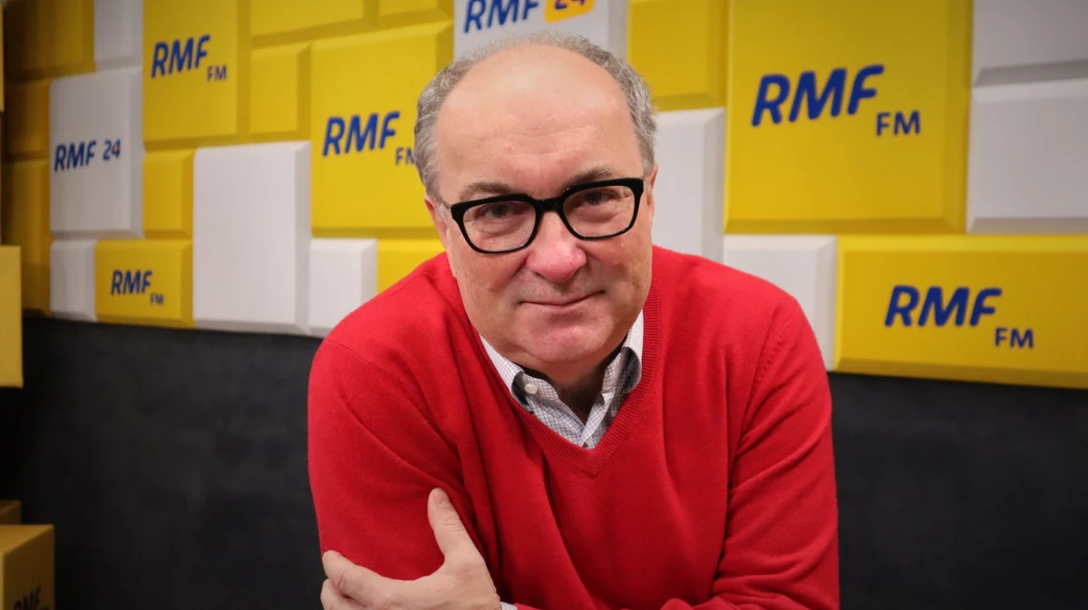 Lewica w niedzielę ogłosiła projekt ustawy, który wprowadzałaby obowiązek szczepień przeciw Covid-19 dla osób dorosłych, a osoby niezaszczepione podlegałyby karze grzywny. Liderzy partii zaapelowali do innych formacji, aby to rozwiązanie poparli. „Na 100 osób, które umierają w Polsce, 7 osób jest zaszczepionych, 93 osoby są niezaszczepione. Hospitalizacja obejmuje 5 procent osób zaszczepionych i 95 procent osób niezaszczepionych. (...) Nie chcę przymuszać do szczepień. Jestem przeciwko lockdownowi, ale jeżeli on kiedyś zostanie wprowadzony, bo umiera średnio po 500 osób dziennie, to chciałbym, żeby ludzie, którzy są zaszczepieni, mogli normalnie żyć. Chciałbym, żeby zakłady pracy, w których pracują ludzie zaszczepieni, mogły normalnie pracować. Ja już tego mam dosyć - wsiadam do autobusu, połowa ludzi jedzie w maskach, a połowa nie. Wchodzę do sklepu, gdzie nie można wchodzić bez maski - 3/4 ludzi jest bez masek, 1/4 w maskach - dosyć tego bałaganu, to jest bez sensu, ludzie umierają" - powiedział w Porannej rozmowie w RMF FM Włodzimierz Czarzasty, przewodniczący SLD i wicemarszałek Sejmu.