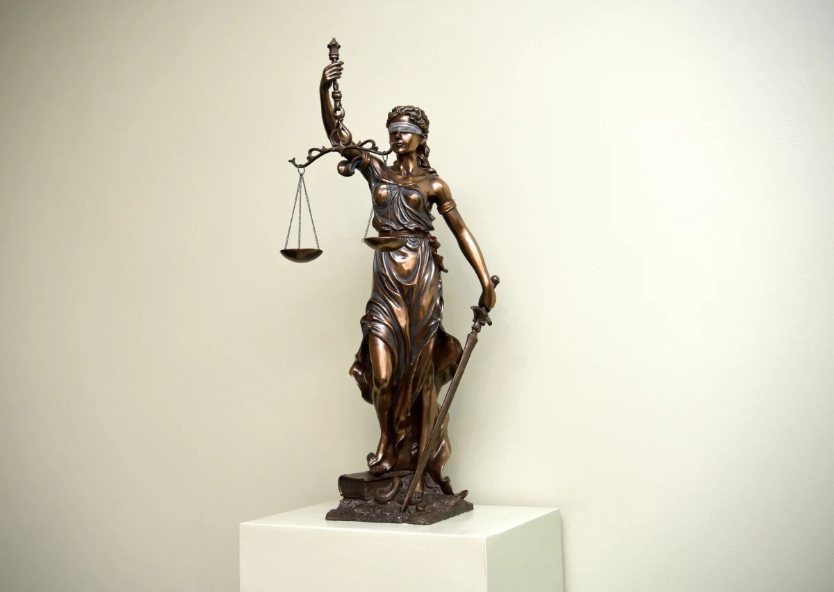 Marian O. - prezes spółki, która wbrew przepisom rozpoczęła budowę osiedla w otulinie Kampinosu i rezerwatu Łosiowe Błota, usłyszał zarzuty. Według Prokuratury Okręgowej w Warszawie, spowodował poważne zniszczenia w świecie roślinnym i zwierzęcym.