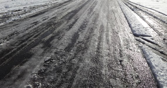 ​Drogi i chodniki w województwie łódzkim mogą być oblodzone. Lokalnie będzie ślisko - poinformowali synoptycy z Instytutu Meteorologii i Gospodarki Wodnej. 