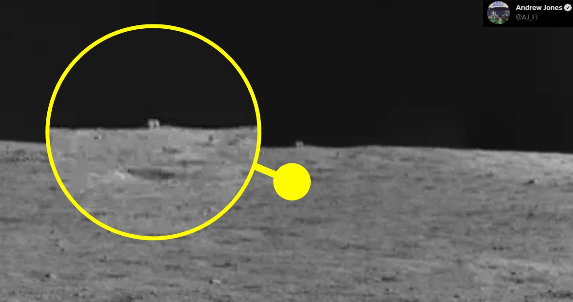 Coś dziwnego pojawiło się przed łazikiem Yutu-2 po niewidocznej z naszej planety części powierzchni Księżyca. Chińska Agencja Kosmiczna poinformowała, że obiekt leży w regolicie i ma kształt sześcianu.