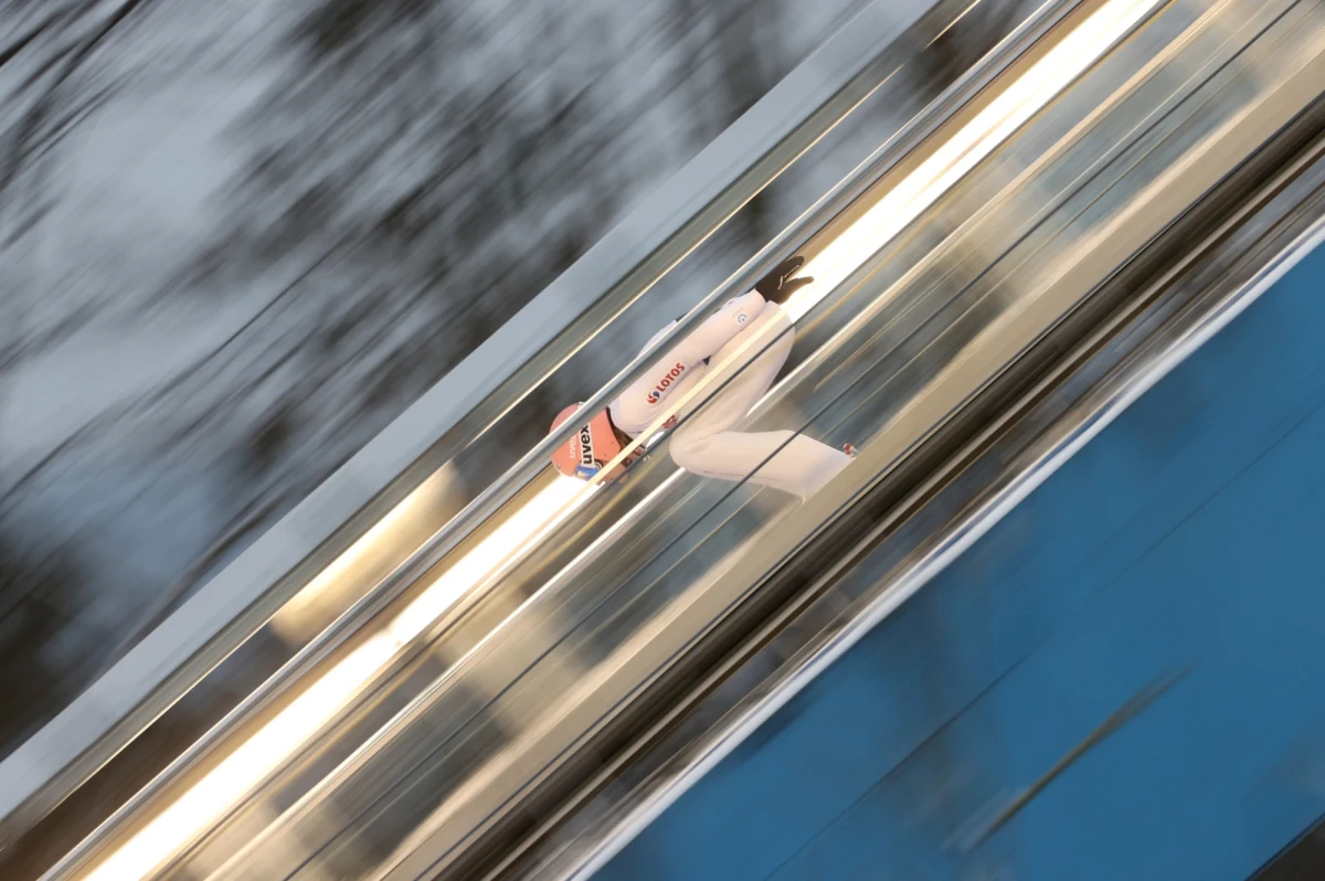 Bez kibiców odbędą się niemieckie konkursy w ramach 70. Turnieju Czterech Skoczni. Zawody odbędą się w Oberstdorfie (29 grudnia) i Garmisch-Partenkirchen (1 stycznia 2022). Poprzednią edycję - po raz trzeci w karierze - wygrał Kamil Stoch.