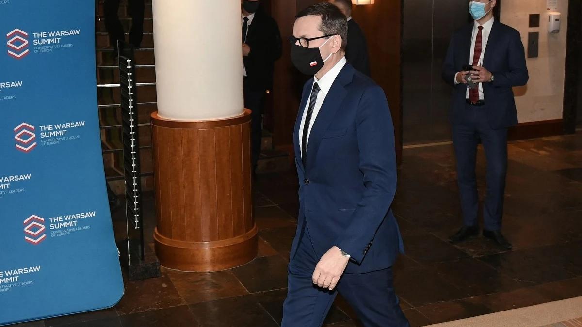 Premier Mateusz Morawiecki zapowiedział w czasie konferencji prasowej, że rząd w najbliższych dniach przedstawi nowe obostrzenia. „Jutro lub pojutrze przedstawimy zaostrzenia w związku ze świętami i mutacją Omikron” – przekazał premier.