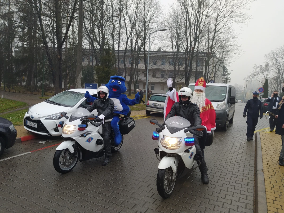 Dzisiaj odbyła się doroczna akcja krakowskiej drogówki. Święty Mikołaj w asyście policji rozwoził prezenty dla dzieci z Krakowskiego Szpitala Specjalistycznego im. Jana Pawła II, Szpitala Dziecięcego im. Św. Ludwika oraz Szpitala im. Stefana Żeromskiego. 