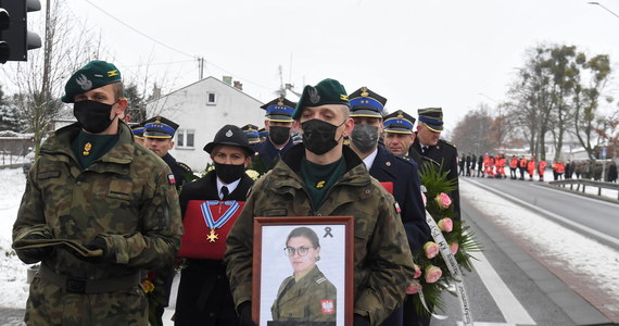 Kilkaset osób pożegnało druhnę OSP Czernikowo, która w czwartek zginęła w wypadku, gdy razem z innymi strażakami jechała do pożaru. Ewelina Marchlewska - ratowniczka medyczna i pielęgniarka z zawodu – spoczęła na cmentarzu w rodzinnej miejscowości.