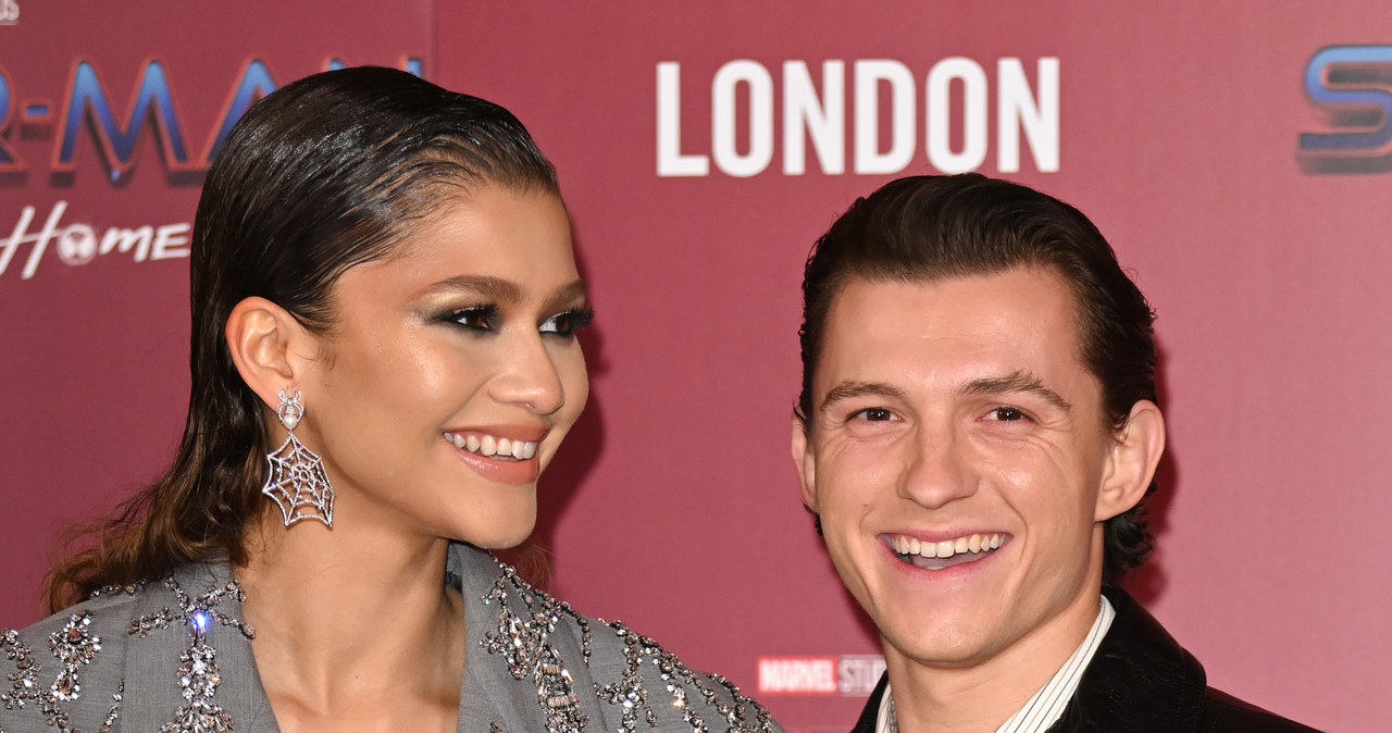 Tom Holland i Zendaya promują właśnie swój najnowszy film "Spider-Man: Bez drogi do domu", który wkrótce trafi na ekrany kin. We wspólnym wywiadzie aktorzy ujawnili, że dzieląca ich różnica wzrostu utrudniała im kręcenie scen kaskaderskich. Zdradzili, że niższy od swojej partnerki o kilka centymetrów Holland musiał się mocno nagimnastykować, by popisy Człowieka-Pająka wyglądały wiarygodnie. "To było dość problematyczne. W końcu to ja jestem superbohaterem. Powinienem wyglądać fajnie" – ubolewał Holland. 