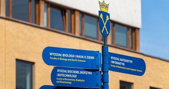 Największe krakowskie uczelnie wyższe przechodzą na zdalne nauczanie w okresie świątecznym - od 20 grudnia do 9 stycznia - wynika komunikatu, zamieszczonego na stronie internetowej Uniwersytetu Jagiellońskiego. Informację potwierdziło biuro uczelni.