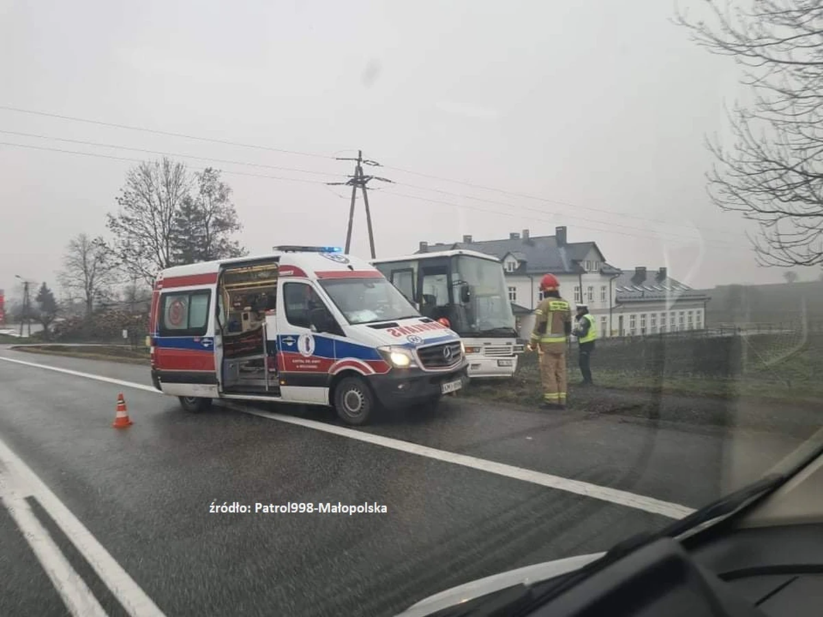 Autokar przewożący dzieci w wieku od 2 do 6 lat wypadł z drogi i wpadł do rowu na drodze krajowej nr 7 w Strzeżowie Pierwszym niedaleko Miechowa w Małopolsce. Poszkodowany został kierowca. Informację o tym zdarzeniu dostaliśmy na Gorącą Linię RMF FM.