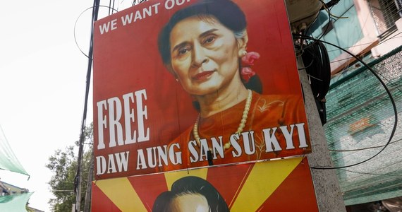 Wyrok pozbawienia wolności dla obalonej w wojskowym zamachu stanu demokratycznej przywódczyni Birmy, noblistki Aung San Suu Kyi, został skrócony z czterech do dwóch lat - poinformowała telewizja państwowa w Birmie. 