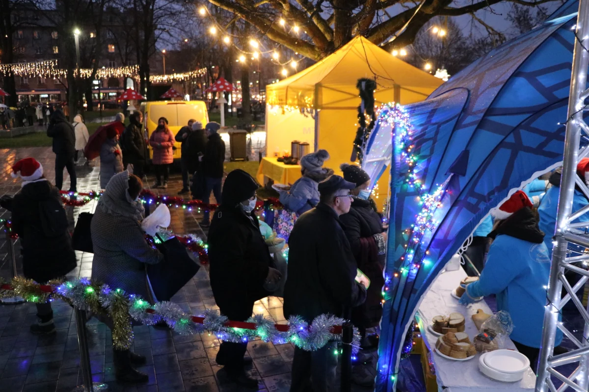 10 tys. porcji karpia, kapusta z grochem i pieczywo. Akcja "Przedświąteczny karp dla Krakowa", organizowana przez gospodarstwo rybackie Dolina Będkowska oraz Urząd Miasta, ponownie zawitała do stolicy Małopolski! Dziś poczęstunki czekały na mieszkańców przed Nowohucki Centrum Kultury. 
