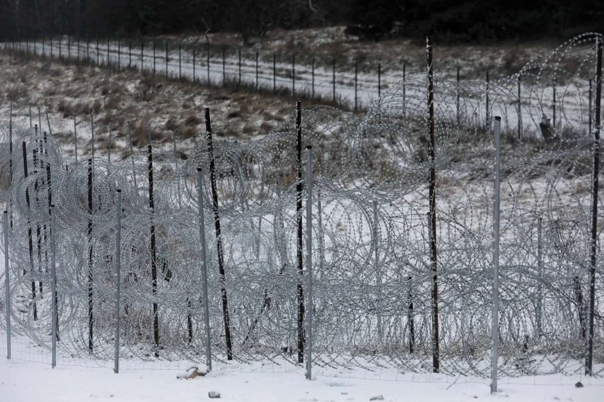"Operacja hybrydowa przeciwko Polsce przeradza się w pełzający konflikt. Liczba ataków się zmniejsza, ale służby białoruskie wciąż destabilizują granicę Polski" - podkreślił rzecznik ministra koordynatora służb specjalnych Stanisław Żaryn.