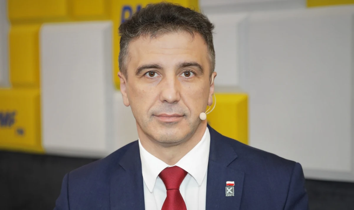 Nie poprę ustawy o obowiązkowych szczepieniach. Dorośli ludzie mają prawo, by umrzeć lub mieć powikłania po przechorowaniu Covid-19. Jeżeli ktoś chce umrzeć i robi to z pełną świadomością, to nie możemy mu tego zabronić - mówił w Popołudniowej rozmowie w RMF FM poseł koła Kukiz’15-Demokracja Bezpośrednia Jarosław Sachajko. "Każdy powinien myśleć o sobie, a nie uszczęśliwiać innych szczepionkami. Mamy szczepionki, one są dostępne, a jak ktoś chce się zaszczepić, to może to zrobić już trzecią dawką. (...) Taka segregacja ludzi nie ma sensu" - podkreślił.