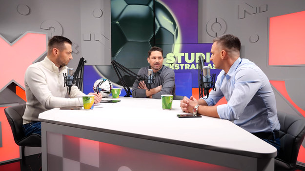 W 17. odcinku programu "Studio Ekstraklasa" gośćmi Sebastiana Staszewskiego byli Arkadiusz Radomski i Sławomir Peszko. Ekspert sędziowski Łukasz Rogowski za pośrednictwem wideorozmowy wspominał o kontrowersjach, które były w ostatniej kolejce. 

Rozmawiając o występie Pogoni Szczecin Arkadiusz Radomski wysunął teorię, że mający za sobą świetne spotkanie Kamil Grosicki "puka do kadry". - To nie jest zawodnik, który zawiesił już buty na kołku - ocenił.

W każdym odcinku eksperci podsumowują najciekawsze wydarzenia kolejki PKO Bank Polski Ekstraklasy. Oglądaj w poniedziałki o 20:00 NA ŻYWO w Interii! Partnerem projektu jest PKO Bank Polski.
