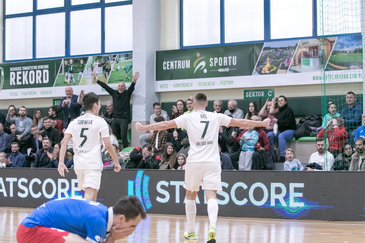 Rekord Bielsko-Biała na kolejkę przed zakończeniem rundy jesiennej wskoczył na pozycję lidera! Wszystko dzięki zwycięstwu aktualnych mistrzów Polski w hicie kolejki z Piastem Gliwice 5:2.
