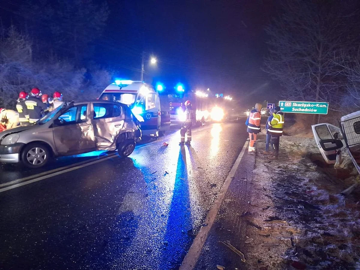 Tragiczny wypadek na drodze krajowej nr 42 w Parszowie (Świętokrzyskie). Doszło tam do zderzenia trzech samochodów. W wypadku zginęła jedna osoba. Droga w miejscu zdarzenia jest już przejezdna. 