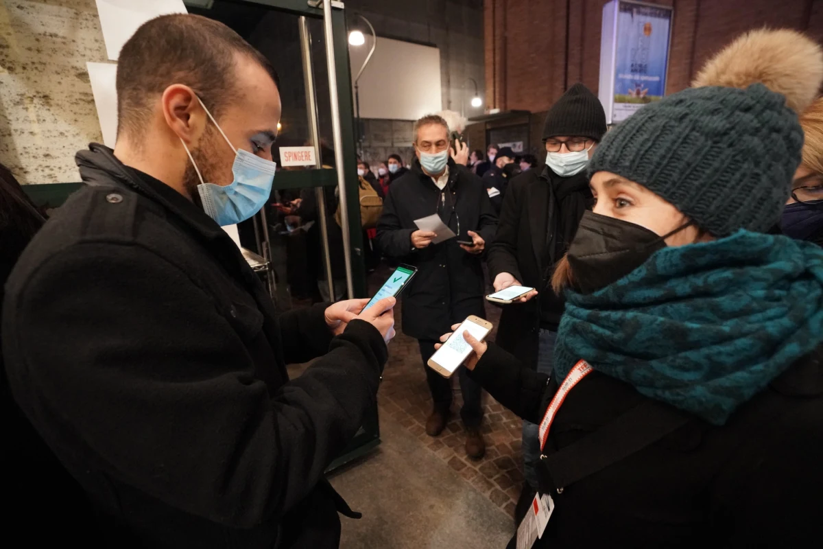 Od dziś wszyscy przyjeżdżający do Wielkiej Brytanii muszą przedstawić negatywny wynik testu na koronawirusa. Wymóg ten dotyczy także osób, które zaszczepiły się przeciw Covid-19. W kraju tym zakażenia wariantem Omikron potwierdzono już u osób, które nie podróżowały ostatnio za granicę. To oznacza, że już rozprzestrzenianie się on lokalnie.