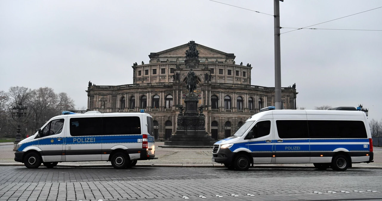 Na zdjęciu: radiowozy niemieckiej policji przed budynkiem parlamentu kraju związkowego Saksonia w Dreźnie