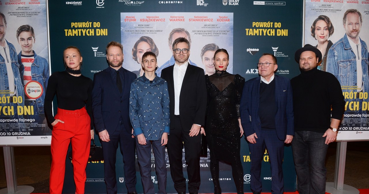 Czerwony dywan pełen gwiazd i masa wzruszeń na premierze filmu "Powrót do tamtych dni" w reżyserii Konrada Aksinowicza. Produkcja nagrodzona w Tallinie trafi do kin 10 grudnia. 