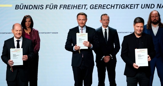 Czołowi przedstawiciele partii SPD, Zielonych i FDP podpisali w Berlinie umowę koalicyjną, zawartą pod koniec listopada. Jutro Olaf Scholz ma zostać wybrany na kanclerza, a nowy rząd zacznie pracę.