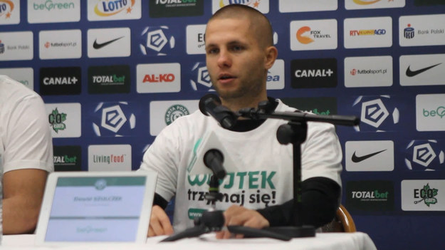 Warta Poznań zremisowała z Wisłą Kraków 1-1, tracąc gola w 93. minucie. W efekcie nie dość, że nie wydostała się ze strefy spadkowej, a mogła w przypadku wygranej, to jeszcze pozostaje bez wygranej na swoim stadionie. - Chciałbym zacząć od tego, że pierwsze słowa, jakie usłyszałem po meczu: „to  jest dramat”. A to  nie jest dramat, bo dramaty to te rzeczy, które przeżywa dziś Wojtek. Taka jest piłka, taki jest sport – mówił szkoleniowiec poznaniaków. Dawid Szulczek, podobnie jak piłkarze Warty czy pracownicy klubu, miał dziś na sobie koszulkę z napisem „Wojtek, trzymaj się”. To słowa skierowane do Wojciecha Onsorge, który przez blisko dekadę grał w Warcie i trenował tu młodzież, a ostatnio był graczem rezerw Lecha. Piłkarz niedawno dowiedział się, że ma guza mózgu.