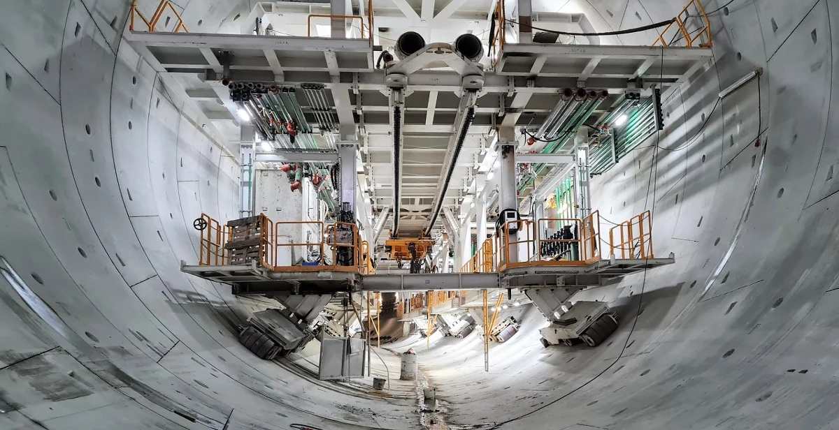 ​Galeria ewakuacyjna, sufit z kanałem wentylacyjnym i wreszcie płyta z jezdnią, po której będą jeździć samochody - wszystko to powstanie w tunelu pod Świną w Świnoujściu dzięki zamontowanym tam prefabrykatom. W zakładzie prefabrykacji wykonano już ponad połowę z nich.