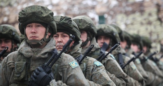 Na linię frontu w Donbasie przerzucane są działa samobieżne, czołgi, bojowe wozy piechoty, zwiększono liczbę snajperów, którzy mają sprowokować ukraińskich żołnierzy. Tak twierdzi  główny zarząd wywiadu ministerstwa obrony Ukrainy. Około godz. 16 polskiego czasu prezydent USA Joe Biden przeprowadzi rozmowę z prezydentem Rosji Władimirem Putinem za pośrednictwem wideołącza. Rozmowa odbędzie się na tle wzrastających od tygodni napięć związanych z koncentracją wojsk rosyjskich przy granicy z Ukrainą.