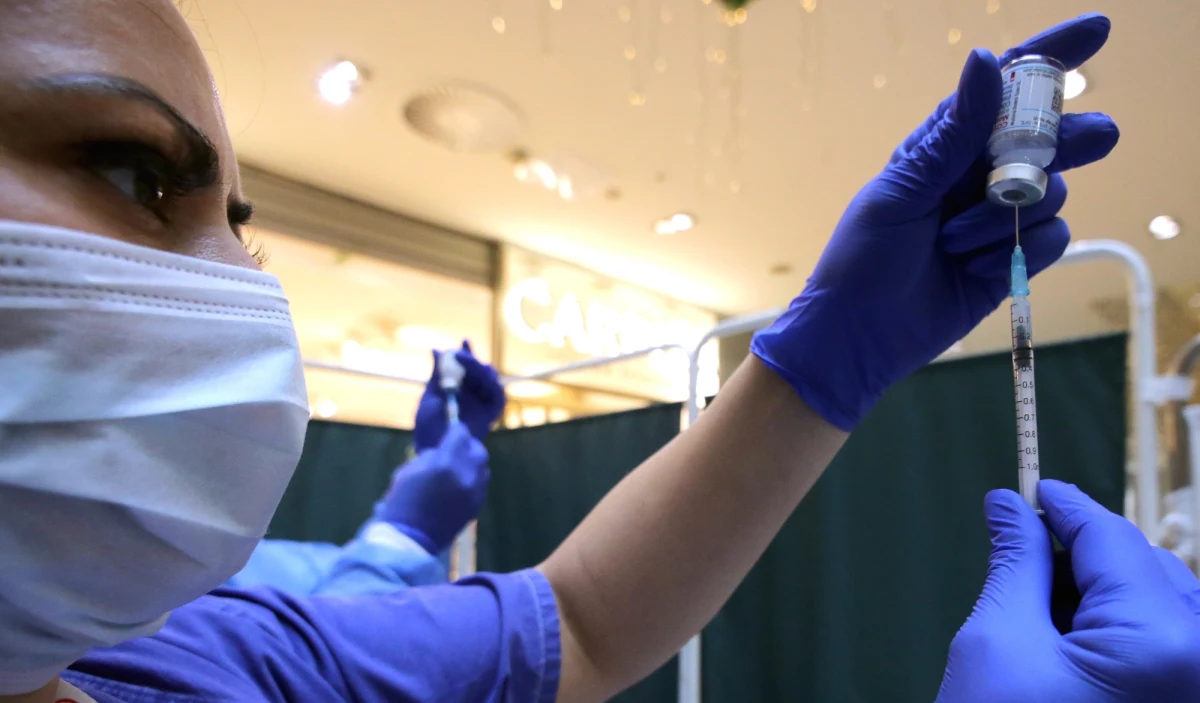 Nie konsultowano z nami zmian w obostrzeniach, które mają być ogłoszone dziś  i dotyczyć okresu świątecznego - powiedział PAP dr Konstanty Szułdrzyński z Rady Medycznej przy premierze. Przyznał, że nie spodziewa się przełomu, a raczej kosmetycznych ruchów. Jednocześnie ma nadzieję na wprowadzenie obowiązkowych szczepień dla określonych grup zawodowych.