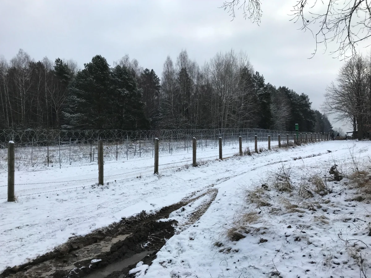 Od początku grudnia możliwa jest praca dziennikarzy w pobliżu granicy polsko-białoruskiej, gdzie przez trzy miesiące obowiązywał stan wyjątkowy. Reporterzy mogą jednak przebywać na tym terenie tylko pod opieką straży granicznej.