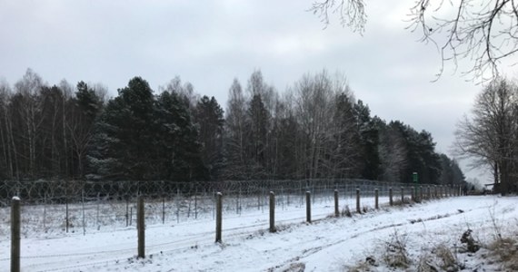 Od początku grudnia możliwa jest praca dziennikarzy w pobliżu granicy polsko-białoruskiej, gdzie przez trzy miesiące obowiązywał stan wyjątkowy. Reporterzy mogą jednak przebywać na tym terenie tylko pod opieką straży granicznej.