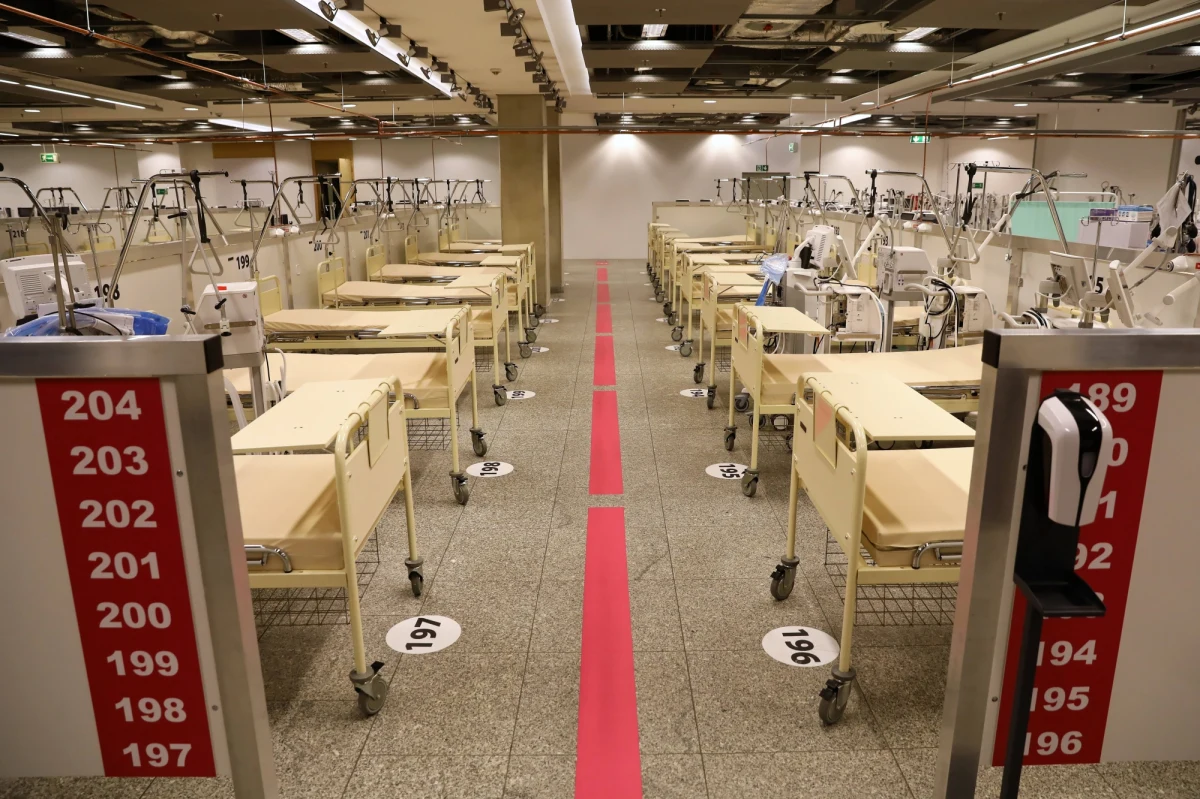 Minister zdrowia Adam Niedzielski ogłosił, że od 1 marca będzie chciał wprowadzić obowiązkowe szczepienia dla medyków, nauczycieli i służb mundurowych. Czasowo wróci też nauka zdalna dla uczniów.