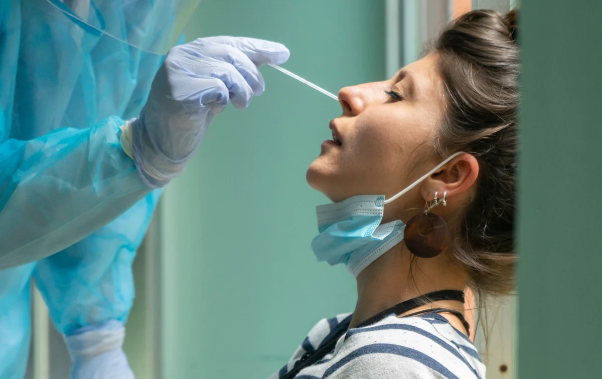 ​Pracodawca będzie mógł oczekiwać od pracownika wyniku testu na Covid-19. Jesteśmy bliscy finiszu w pracach nad projektem ustawy klubu PiS, zmodyfikowaliśmy go - powiedział na konferencji prasowej minister zdrowia Adam Niedzielski. Dodał, że “ma nadzieję", że w ciągu tygodnia projekt trafi na ścieżkę formalną.