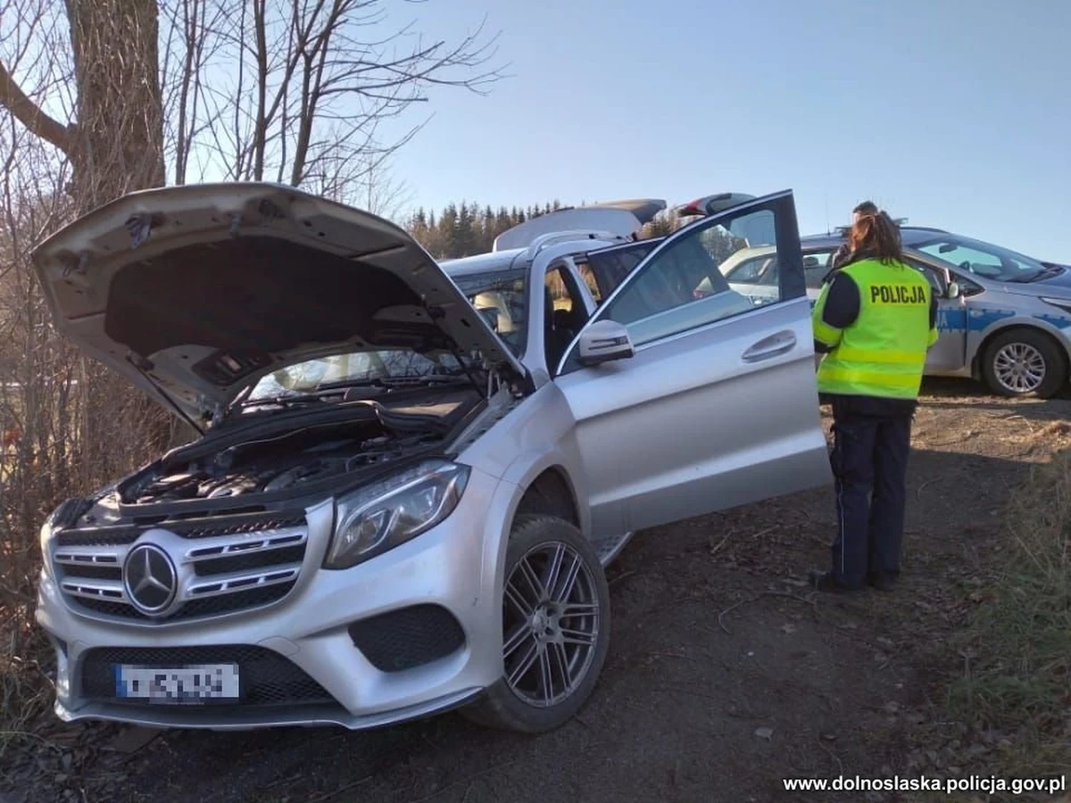 ​Na trzy miesiące aresztował Sąd Rejonowy w Kamiennej Górze 37-latka, który uciekał przed policją skradzionym w Niemczech mercedesem o wartości 300 tys. złotych.