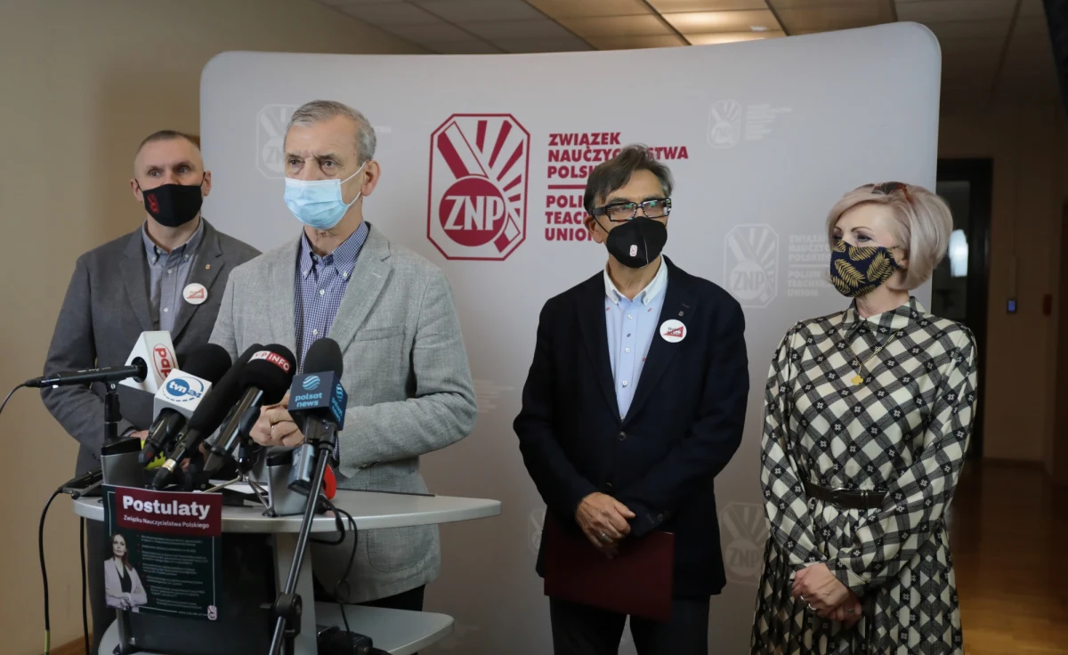 Proponujemy wzrost kwoty bazowej o 700 zł od 1 stycznia 2022 - powiedział we wtorek wiceszef ZNP Krzysztof Baszczyński. Dodał, że taki postulat zostanie przedstawiony w czasie wtorkowego spotkania z szefem MEiN Przemysławem Czarnkiem.