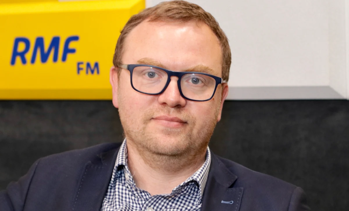 "Intencją ze strony rosyjskiej jest wykorzystywanie tego, co w Moskwie postrzega się jako słabość administracji Joe Bidena. Rosjanie liczą, że uda się osiągnąć zachodnie ustępstwa jeśli chodzi o Ukrainę, ale również jeśli chodzi o architekturę bezpieczeństwa europejskiego. Ta gra jest dużo bardziej złożona, szersza i ma większe ambicje" – mówił w Popołudniowej rozmowie w RMF FM Adam Eberhardt, dyrektor Ośrodka Studiów Wschodnich, komentując kwestię koncentracji rosyjskich wojsk przy granicy z Ukrainą. "Rosjanie zdiagnozowali tę administrację jako administrację, która chciałaby mieć święty spokój na odcinku wschodnioeuropejskim, aby móc się skoncentrować na powstrzymywaniu Chin" – zaznaczył gość Pawła Balinowskiego. Eberhardt stwierdził także, że działania Rosji mają także na celu presję na politykę wewnętrzną w USA. "Wznowiona wojna na Ukrainie, agresywna polityki Rosja jest absolutnie nie na rękę obecnej administracji USA, bo wówczas przychodzi Trump i mówi: oskarżaliście mnie, że byłem rosyjskim agentem, a tymczasem jak przez 4 lata rządziłem, to Rosja się nie odważyła na takie kroki" – powiedział.