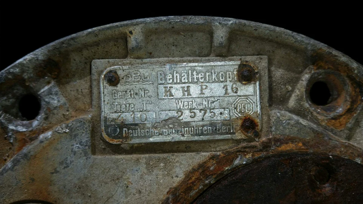 ​Zbiornik paliwa z czasów II wojny światowej ze sprawną pompą! Niezwykły eksponat Pilskiego Muzeum Wojskowego.