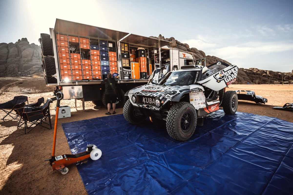 Już dziś w Arabii Saudyjskiej rozpoczyna się Hail Toyota International Rally, w którym wystartuje polsko-niemiecka załoga, Kuba Przygoński i Timo Gottschalk z Orlen Team. To ostatnie zawody przed rozpoczynającym się 1 stycznia 2022 Rajdem Dakar.
