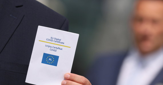 Minister zdrowia Adam Niedzielski poinformował, że nie ma jednolitego stanowiska krajów UE w sprawie skrócenia ważności certyfikatów Covid. Takie rozwiązanie zaproponowała Komisja Europejska.